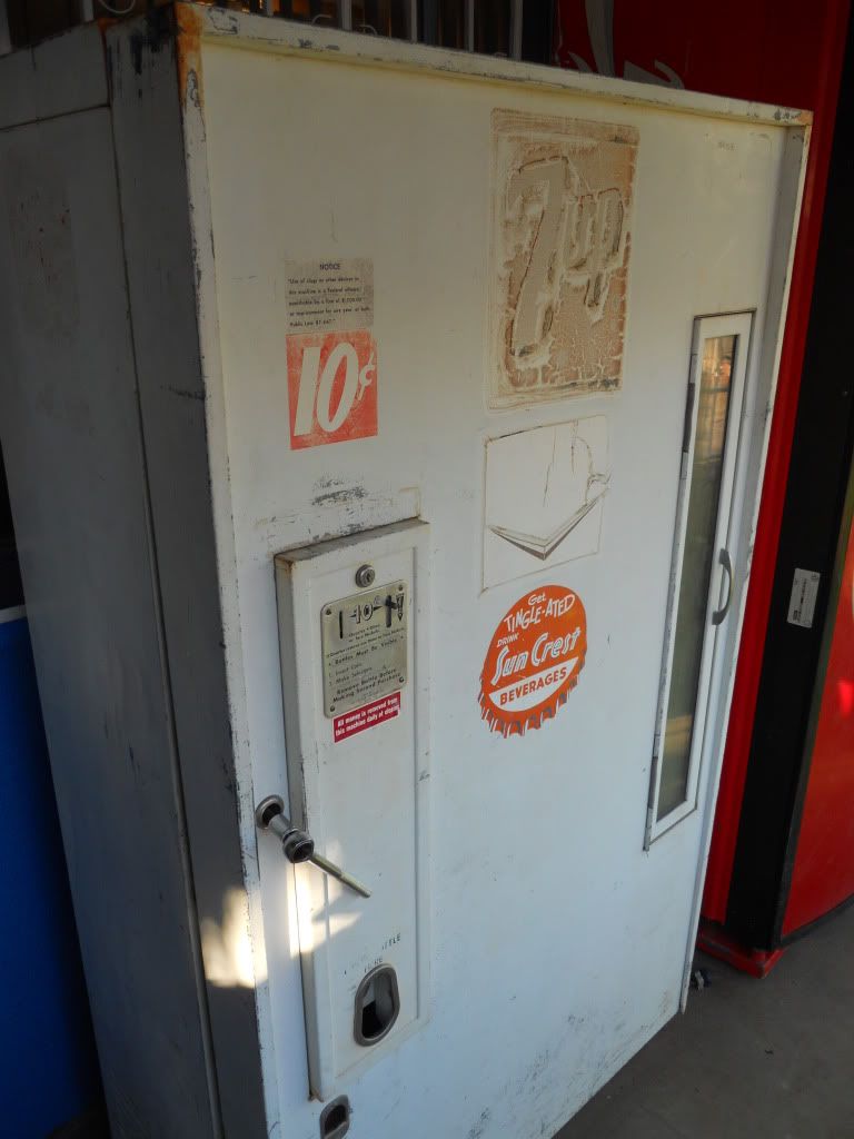 VINTAGE 1960's 10 CENT 7UP PEPSI COCA COLA BOTTLE SODA VENDING MACHINE