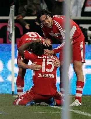 Roberto celebrates with teammates after scoring