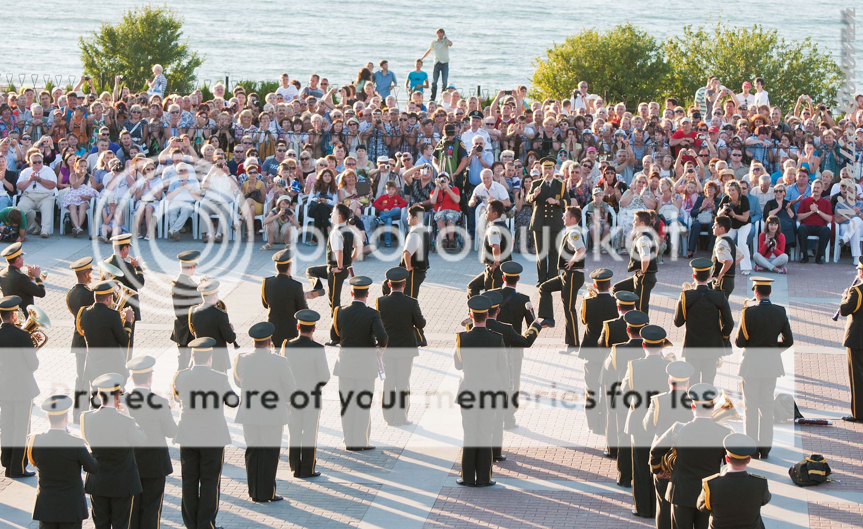 В Севастополе грандиозным концертом над бухтой завершился фестиваль военных оркестров (ФОТО)