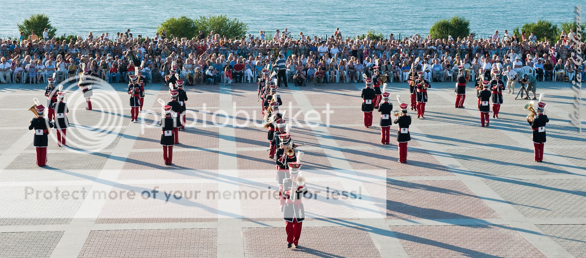 В Севастополе грандиозным концертом над бухтой завершился фестиваль военных оркестров (ФОТО)
